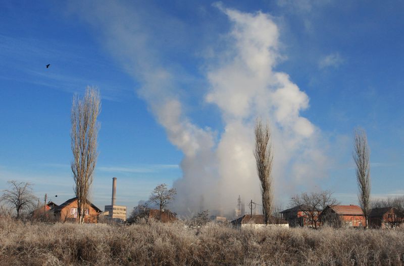 &copy; Reuters. Foto de archivo. El humo sale de las torres de la central eléctrica de carbón A de Kosovo en Obilic, cerca de Pristina, Kosovo, 5 de diciembre, 2013. REUTERS/Hazir Reka