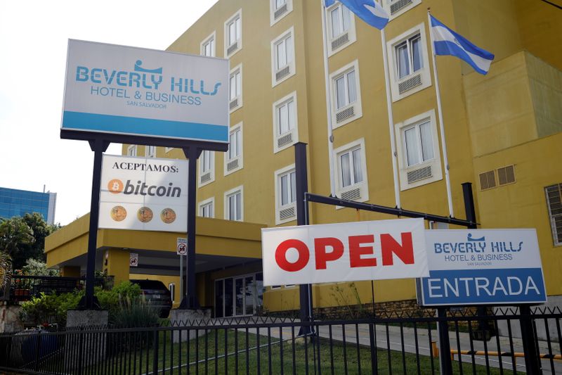 &copy; Reuters. Un letrero que dice "Bitcoin aceptado aquí" se ve en un hotel donde se acepta la criptomoneda como método de pago en San Salvador, El Salvador, 21 de octubre de 2021. REUTERS / José Cabezas/ Foto de archivo