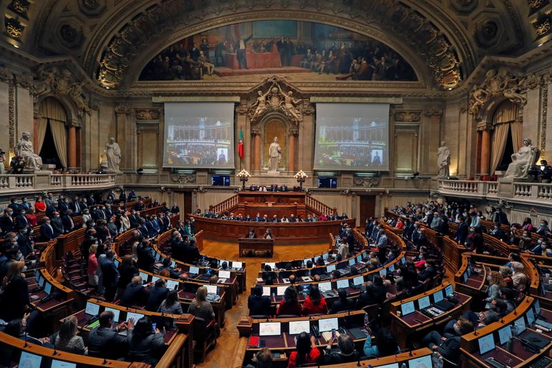 &copy; Reuters. ポルトガル議会は２７日、２０２２年度予算案を否決した。ポルトガルは中道左派・社会党を率いるコスタ首相のもとでこの６年間、政局が比較的安定していたが、予算案否決で解散総選挙
