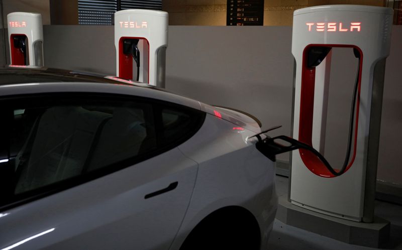 &copy; Reuters. FILE PHOTO: A Tesla car charges at a Supercharger station in Singapore October 22, 2021. Picture taken October 22, 2021. REUTERS/Edgar Su