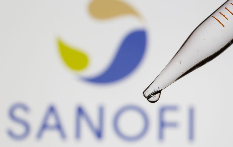 © Reuters. FILE PHOTO: A test tube is seen in front of a displayed Sanofi logo in this illustration taken September 8, 2021. REUTERS/Dado Ruvic/Illustration