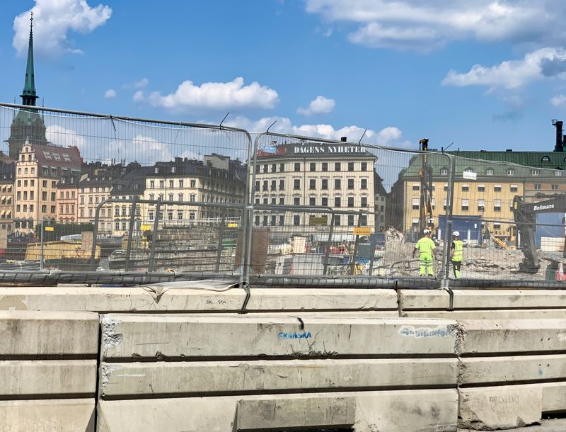 &copy; Reuters. FILE PHOTO: Swedish builder Skanska's logo is seen at the Slussen construction site, with the Old City in the background, in the centre of Stockholm, Sweden July 15, 2021.  REUTERS/Anna Ringstrom