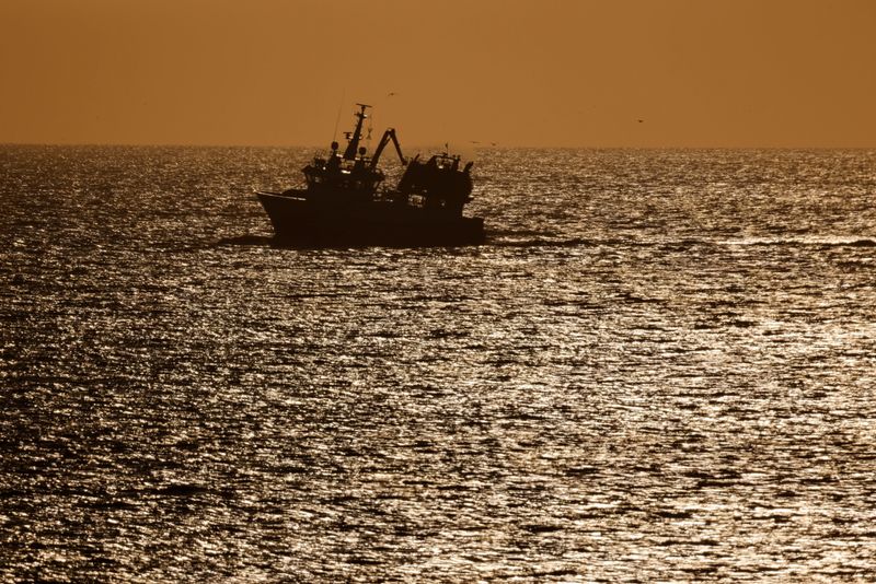 &copy; Reuters. FOTO DE ARCHIVO: Un barco de arrastre navega hacia el puerto pesquero durante la puesta de sol en Boulogne-sur-Mer, Francia, 22 de abril de 2021. Foto tomada el 22 de abril de 2021. REUTERS/Pascal Rossignol