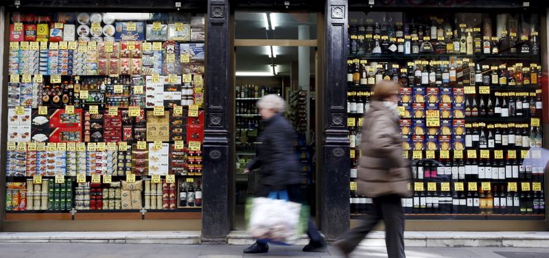 &copy; Reuters. FOTO DE ARCHIVO: La gente pasa por delante de una tienda de comestibles en el centro de Barcelona, España, 10 de marzo de 2016. REUTERS/Albert Gea