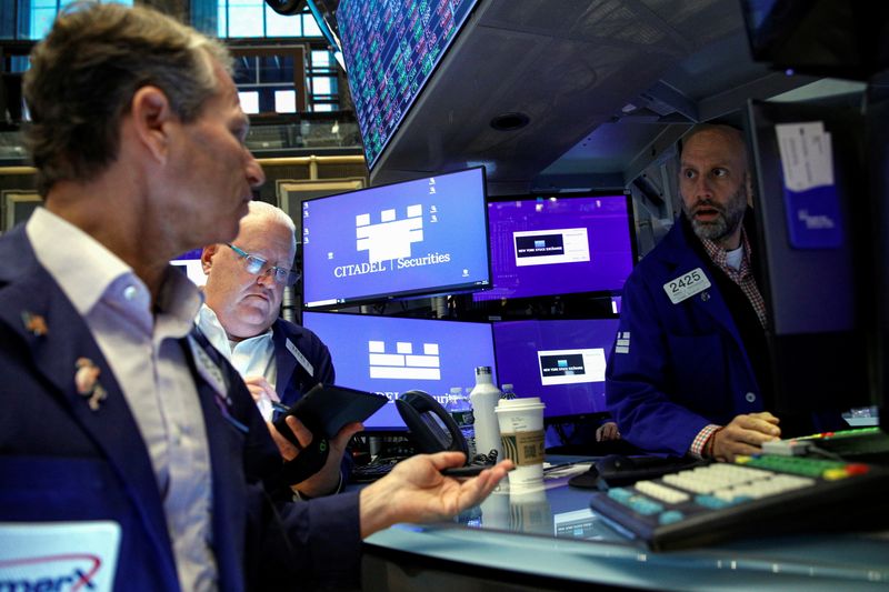 © Reuters. Traders work on the floor of the New York Stock Exchange (NYSE) in New York City, U.S., October 27, 2021. REUTERS/Brendan McDermid