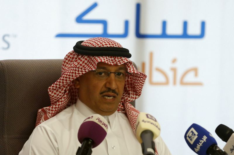 &copy; Reuters. يوسف عبد الله البنيان الرئيس التنفيذي للشركة السعودية للصناعات الأساسية (سابك) يتحدث في مؤتمر صحفي في الرياض بصورة من أرشيف رويترز.