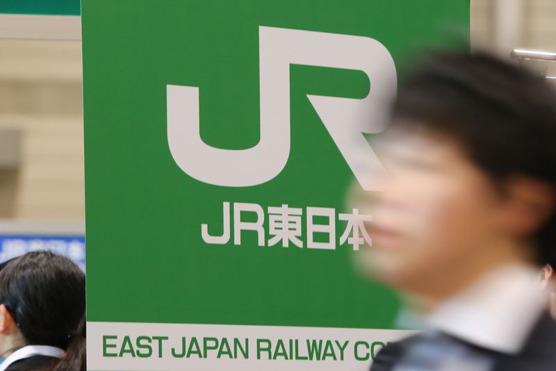 &copy; Reuters. 　１０月２８日、東日本旅客鉄道（ＪＲ東日本）は２０２２年３月期の連結純損益見通しを１６００億円の赤字に下方修正した。写真はJR東日本のロゴ。千葉市の幕張メッセで２０１６年３