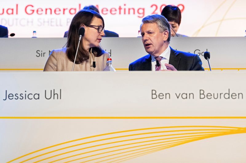 &copy; Reuters. FILE PHOTO: Chief Financial Officer Jessica Uhl and Chief Executive Officer Ben van Beurden talk before the annual general meeting of Shell in Scheveningen, Netherlands May 21, 2019. REUTERS/Piroschka van de Wouw