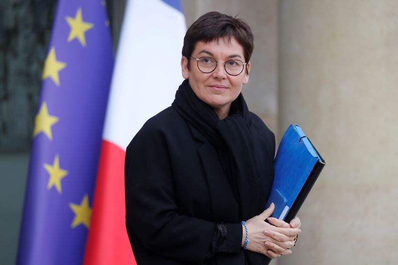 &copy; Reuters. La France appelle la Commission européenne à faire davantage pression pour que les Britanniques respectent les engagements pris dans le cadre des accords signés pour organiser le Brexit, alors que les tensions entre Paris et Londres autour de l'octroi 