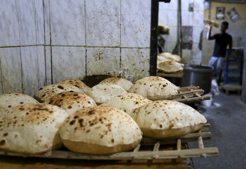 &copy; Reuters. أرغفة خبز في فرن بالقاهرة يوم السادس من أغسطس آب 2021. تصوير: هناء حبيب - رويترز