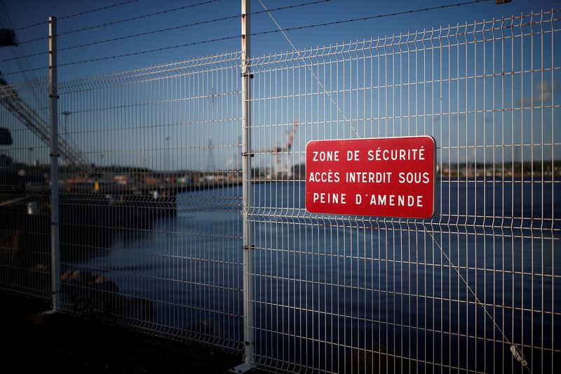 &copy; Reuters. Le ministère français de la Mer a annoncé jeudi la verbalisation de deux navires anglais en action de pêche dans les eaux françaises par la gendarmerie maritime, dans un contexte de tensions post-Brexit persistantes entre Paris et Londres sur l'octro