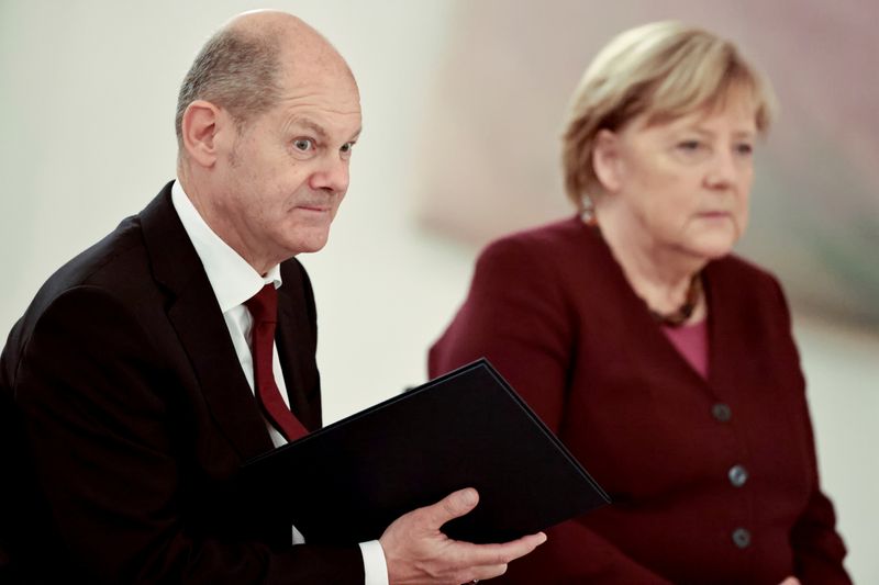 &copy; Reuters. FILE PHOTO: Social Democratic Party (SPD) candidate for Chancellor Olaf Scholz and Germany's acting Chancellor Angela Merkel receive 'discharge certificates' at the Bellevue Palace in Berlin, Germany, October 26, 2021. REUTERS/Hannibal Hanschke