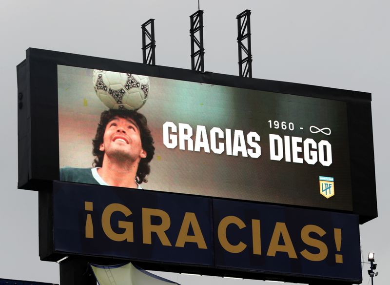 &copy; Reuters. Imagen de archivo de la pantalla del marcador mostrando la imagen de Diego Maradona y la frase "1960-infinito Gracias Diego" como tributo durante el partido entre Boca Juniors y Newell's Old Boys por la Copa Diego Maradona en el Estadio La Bombonera de Bu