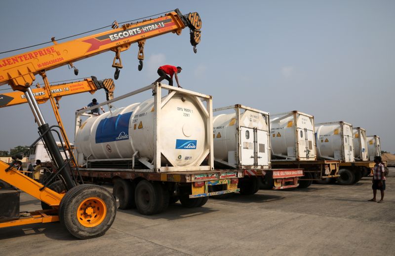 &copy; Reuters. FILE PHOTO: Men park Linde tankers after they arrived from abroad to help with coronavirus disease (COVID-19) crisis, at Netaji Subhas Chandra Bose International Airport (NSCBIA) in Kolkata, India, May 2, 2021. REUTERS/Rupak De Chowdhuri/File Photo