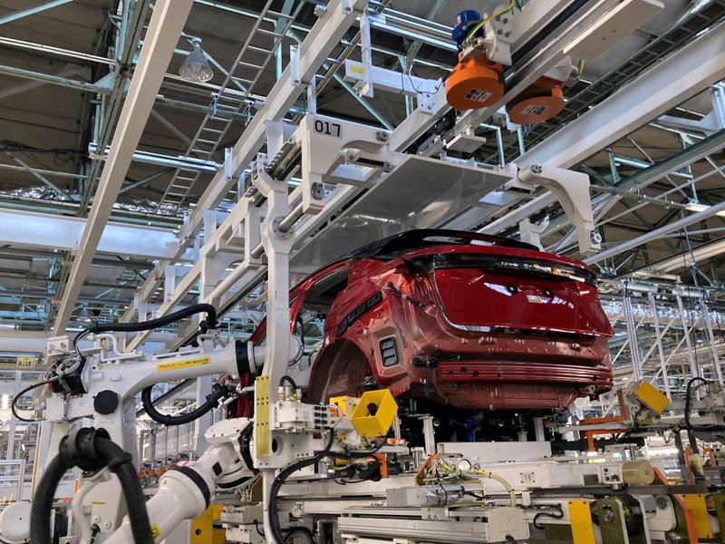 &copy; Reuters. FILE PHOTO: Nissan Motor Co., Ltd's Universal Powertrain Mounting System with a two-layer pallet structure, compatible with EV, e-POWER (HV) and gasoline vehicles is pictured in Kawachi-gun, in Tochigi prefecture, Japan October 8, 2021.  REUTERS/Maki Shir