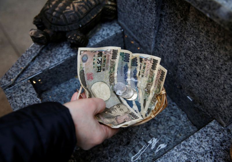 &copy; Reuters. Un visitante lava billetes y monedas de yenes para rezar por la prosperidad en el santuario de Koami en el distrito de negocios Nihonbashi de Tokio, Japón, 13 noviembre 2017.
REUTERS/Toru Hanai