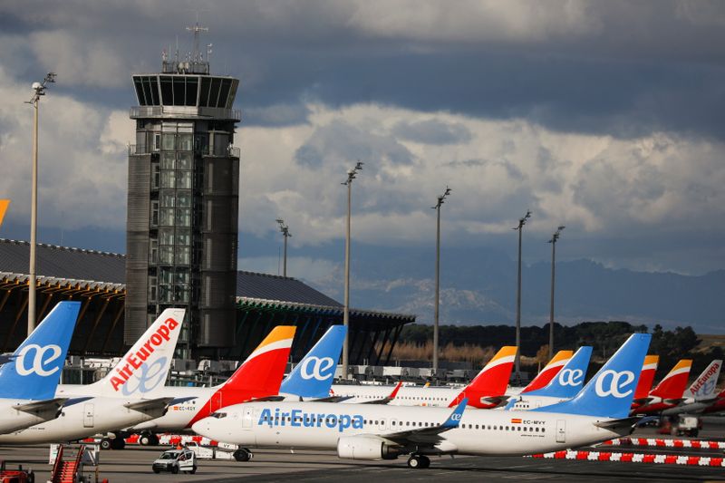 &copy; Reuters. Aviones de Iberia y Air Europa en el aeropuerto Adolfo Suárez Barajas durante la pandemia del COVID-19 en Madrid