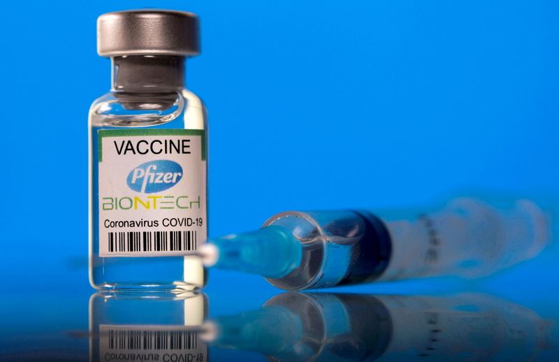 &copy; Reuters. FILE PHOTO: A vial labelled with the Pfizer-BioNTech coronavirus disease (COVID-19) vaccine is seen in this illustration picture taken March 19, 2021. REUTERS/Dado Ruvic/File Photo