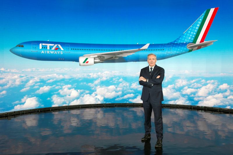 &copy; Reuters. Il Presidente di ITA Airways Alfredo Altavilla posa con l'immagine della nuova livrea per i jet del vettore, in Italia, 15 ottobre 2021. Ufficio Stampa/Dispensa di ITA via REUTERS  
