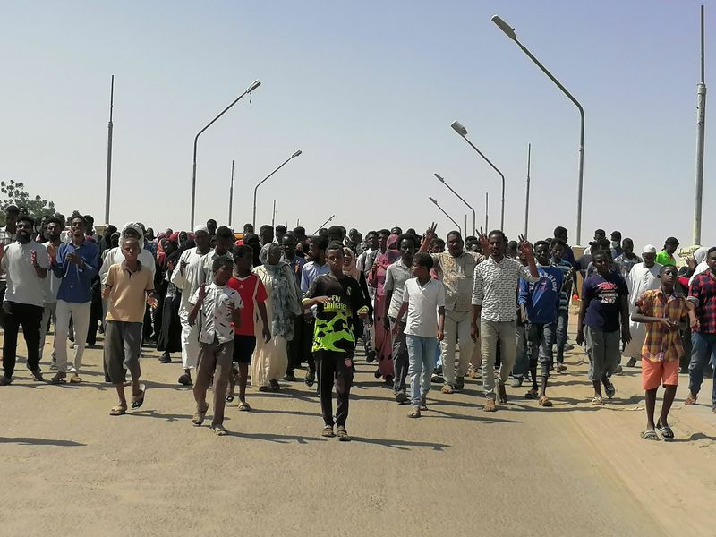© Reuters. متظاهرون سودانيون خلال مسيرة في عطبرة يوم الأربعاء ضد استيلاء الجيش على السلطة. صورة لرويترز من وسائل التواصل الاجتماعي.