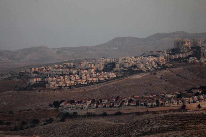 © Reuters. مشهد يظهر مستوطنة معاليه أدوميم الاسرائيلية في الضفة الغربية يوم الأربعاء. تصوير:عمار عوض-رويترز.