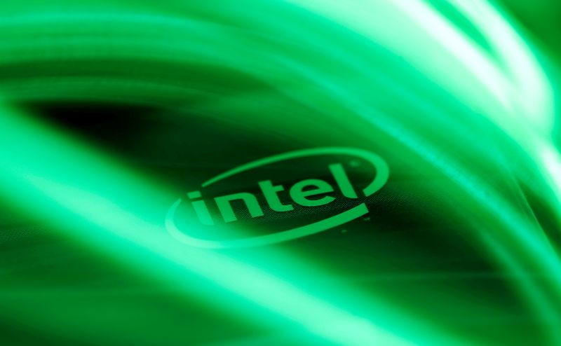 © Reuters. Logotipo da Intel sob feixe de luz LED
05/01/2018
REUTERS/Dado Ruvic/