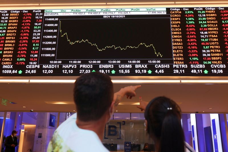 © Reuters. Pessoas são vistas em frente a um quadro eletrônico mostrando o gráfico das flutuações recentes dos índices de mercado no pregão da Bolsa de Valores B3 do Brasil em São Paulo, Brasil
19/10/2021
REUTERS/Amanda Perobelli