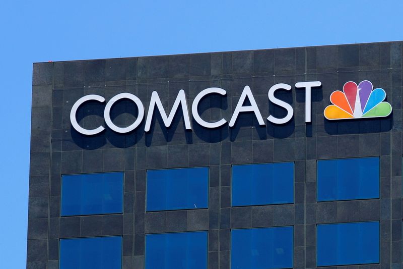 © Reuters. The Comcast NBC logo is shown on a building in Los Angeles, California, U.S. June 13, 2018. REUTERS/Mike Blake/File Photo