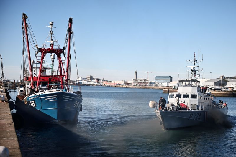 &copy; Reuters. Navio de patrulha da França e barco pesqueiro do Reino Unido em Le Havre
28/10/2021 REUTERS/Sarah Meyssonnier