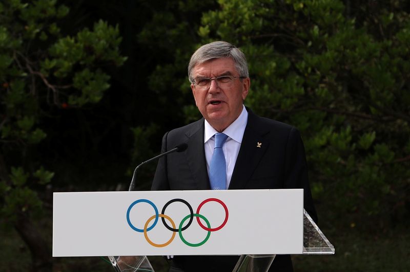 © Reuters. Imagen de archivo del presidente del Comité Olímpico Internacional (COI), Thomas Bach, pronunciando un discurso en el monumento a Pierre de Coubertin, donde está enterrado el corazón del fundador del COI, durante una ceremonia por el aniversario 100 de la creación del directorio ejecutivo del COI, en Olimpia, Grecia. 17 de octubre, 2021. REUTERS/Costas Baltas/Archivo