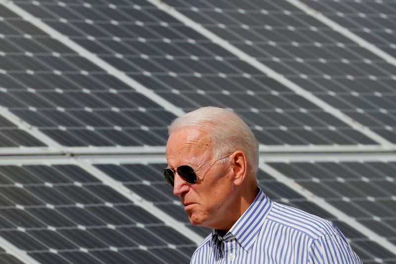 © Reuters. FILE PHOTO: Joe Biden walks past solar panels while touring the Plymouth Area Renewable Energy Initiative in Plymouth, New Hampshire, U.S., June 4, 2019.   REUTERS/Brian Snyder/File Photo