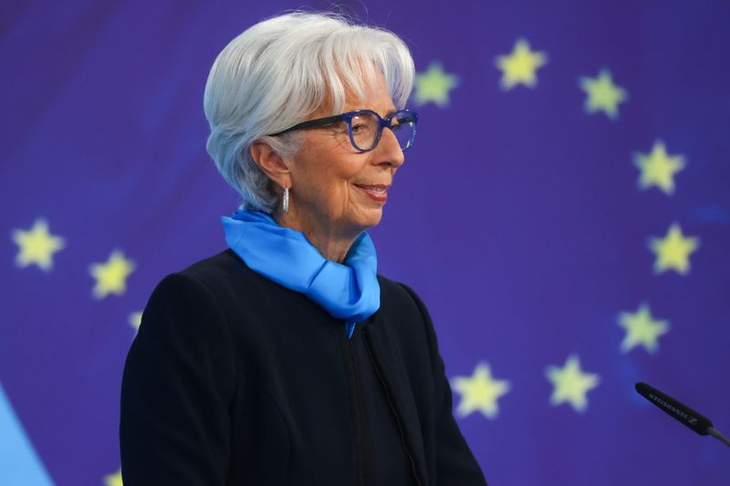 &copy; Reuters. 欧州中央銀行（ＥＣＢ）は２８日の理事会で、現行の金融政策を維持することを決定した。写真は１０月２８日、フランクフルトで会見するラガルドＥＣＢ総裁（２０２１年　ロイター／Kai