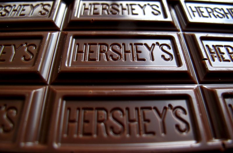 &copy; Reuters. A Hershey's chocolate bar is shown in this photo illustration in Encinitas, California January 29, 2015.  REUTERS/Mike Blake/File Photo         GLOBAL BUSINESS WEEK AHEAD PACKAGE - SEARCH 'BUSINESS WEEK AHEAD APRIL 25'  FOR ALL IMAGES