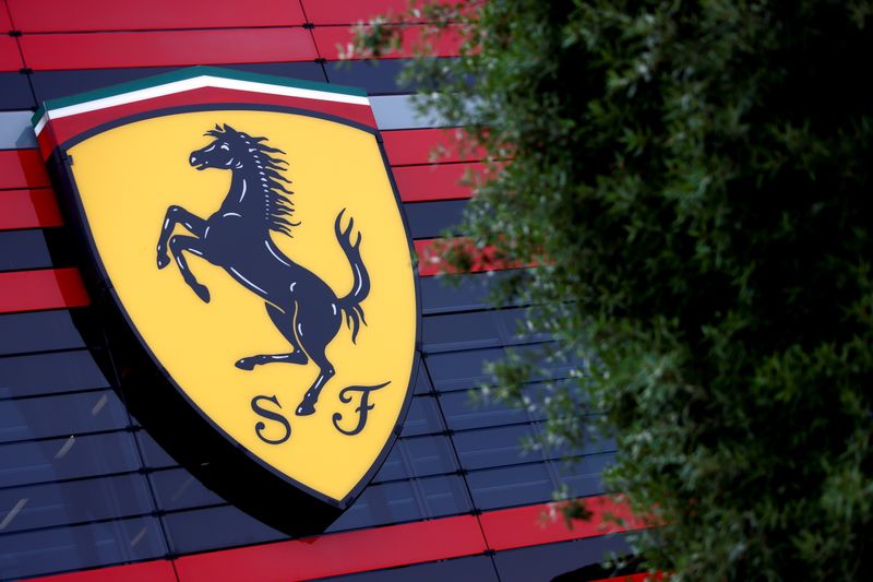 &copy; Reuters. FILE PHOTO: The Ferrari logo is seen at the company's headquarters in Maranello, Italy, June 8, 2021.  REUTERS/Guglielmo Mangiapane/File Photo