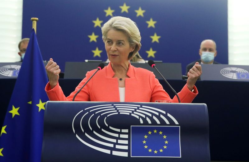 &copy; Reuters. Presidente della Commissione europea, Ursula von der Leyen, parla al Parlamento europeo di Strasburgo.  REUTERS/Yves Herman/Pool