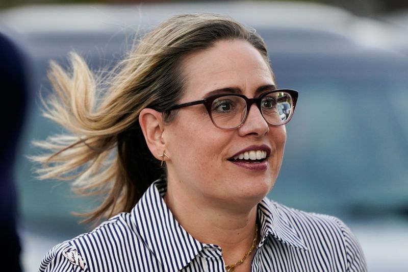 &copy; Reuters. U.S. Senator Kyrsten Sinema (D-AZ) arrives for a vote at the U.S. Capitol in Washington, U.S., October 27, 2021. REUTERS/Elizabeth Frantz