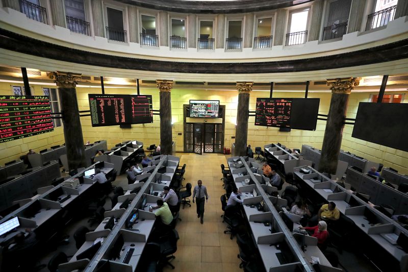&copy; Reuters. متعاملون أثناء التداول في البورصة المصرية بالقاهرة بصورة من أرشيف رويترز.