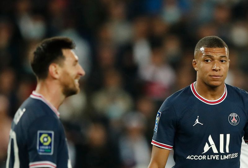 &copy; Reuters. Lionel Messi e Kylian Mbappé durante partida do PSG contra o Lyon pelo Campeonato Francês
19/09/2021 REUTERS/Benoit Tessier