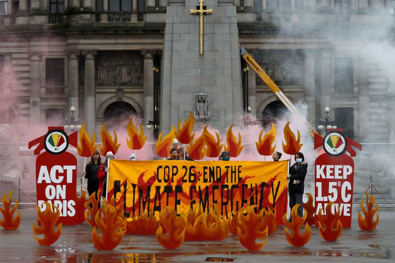 &copy; Reuters. Manifestantes fazem alerta sobre aquecimento global em Glasgow, que sediará a cúpula do clima COP26
28/10/2021
REUTERS/Russell Cheyne