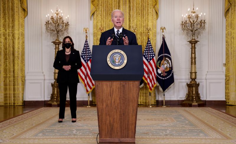 © Reuters. U.S. President Joe Biden delivers remarks about his Build Back Better agenda and the bipartisan infrastructure deal as Vice President Kamala Harris stands by in the East Room of the White House in Washington, U.S., October 28, 2021. REUTERS/Jonathan Ernst