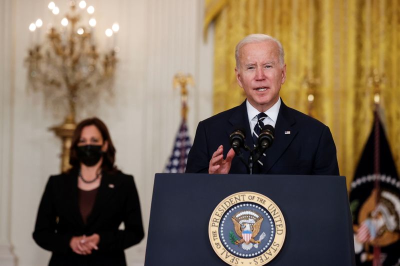 © Reuters. U.S. President Joe Biden delivers remarks about his Build Back Better agenda and the bipartisan infrastructure deal as Vice President Kamala Harris stands by in the East Room of the White House in Washington, U.S., October 28, 2021. REUTERS/Jonathan Ernst