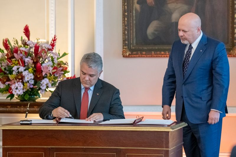 &copy; Reuters. Presidente da Colômbia, Iván Duque, assina acordo com procurador do TPI Karim Khan em Bogotá
28/10/2021
Presidência da Colômbia/via Reuters