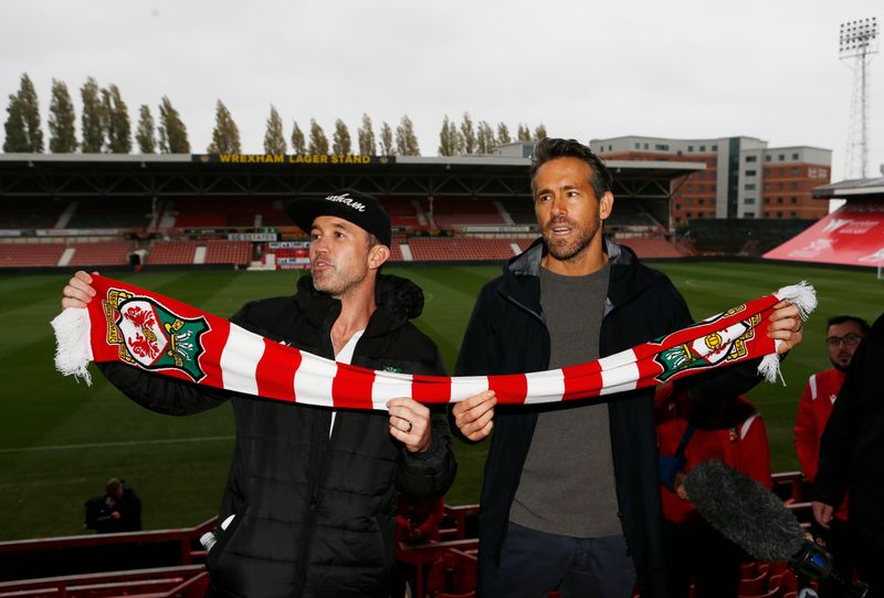 &copy; Reuters. Atores Ryan Reynolds e Rob McElhenney em partida do Wrexham, do qual são proprietários
28/10/2021
Action Images via Reuters/Craig Brough