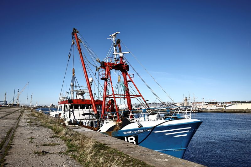 &copy; Reuters. フランスと、ＥＵを離脱した英国との漁業権を巡る対立が一段と激しくなっている。２８日にはフランス領海でホタテ漁をしていた英国漁船２隻のうち１隻がフランスの巡視船に拿捕され、