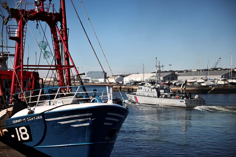 &copy; Reuters. Barco militar francês e navio de pesca britânico ornelis Gert Jan no porto de Le Havre
28/10/2021
REUTERS/Sarah Meyssonnier