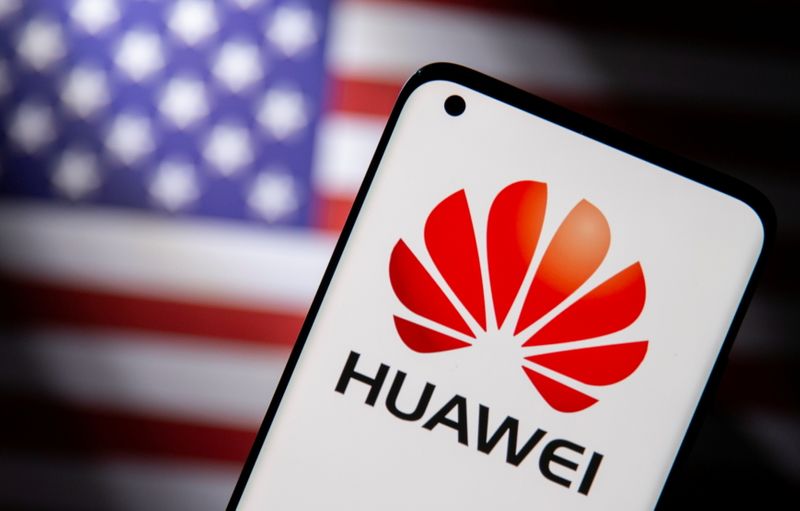 &copy; Reuters. FILE PHOTO: Smartphone with a Huawei logo is seen in front of a U.S. flag in this illustration taken September 28, 2021. REUTERS/Dado Ruvic/Illustration/File Photo
