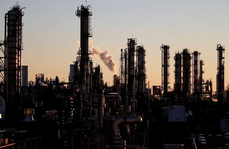 &copy; Reuters. FILE PHOTO: Smoke rises from a factory during the sunset at Keihin industrial zone in Kawasaki, Japan, January 16, 2017.   REUTERS/Toru Hanai/File Photo  GLOBAL BUSINESS WEEK AHEAD