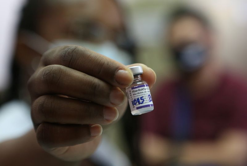 © Reuters. FILE PHOTO: A nurse shows a dose of the Pfizer-BioNTech coronavirus disease (COVID-19) vaccine during a vaccination program for minors between the ages of 12 to 17, in San Jose, Costa Rica, October 26, 2021. REUTERS/Mayela Lopez