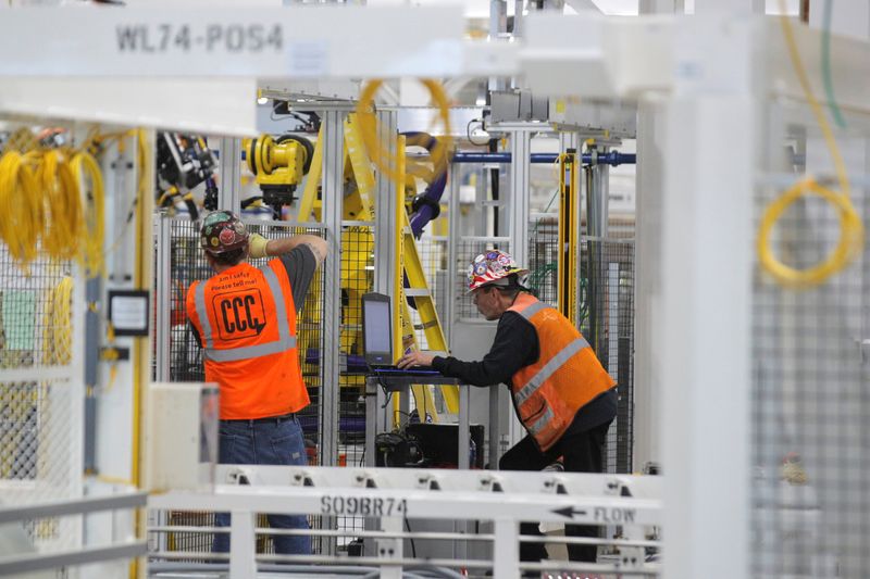 &copy; Reuters. FILE PHOTO: Workers are seen at the FCA Mack Assembly plant in Detroit, Michigan, U.S., March 10, 2020. REUTERS/Brendan McDermid