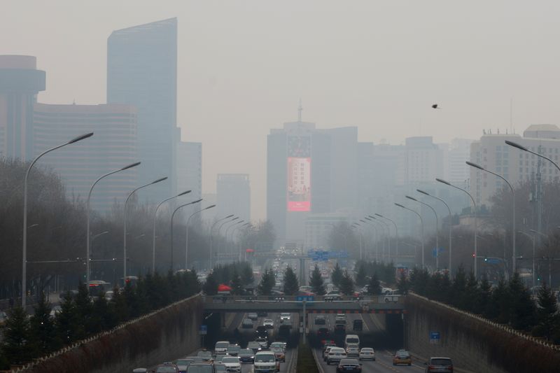 &copy; Reuters.     中国生態環境省は２９日、汚染対策に取り組んでいる主要都市で、有害な微小粒子状物質「ＰＭ２．５」の濃度を今冬に前年比で平均４％削減することを目指すと表明した。写真は北京